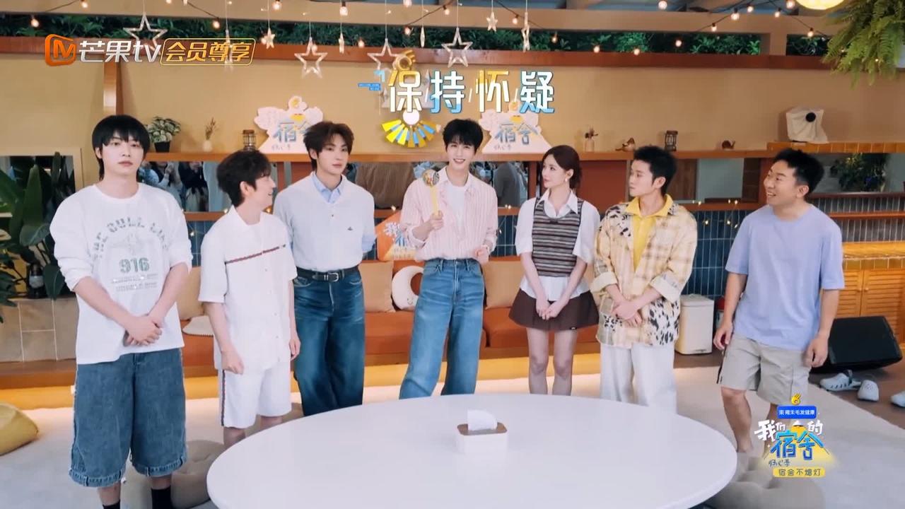 张凌赫警觉性太高，
一堆媒体采访他，
怀疑其中有“诈”


张凌赫参加何炅的节目