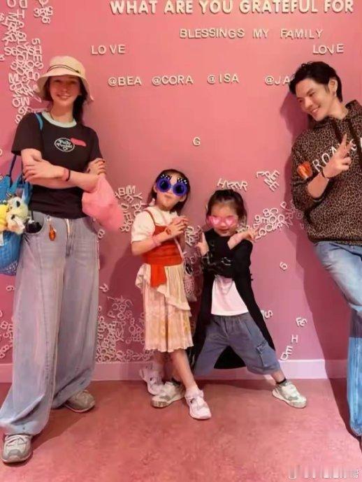 向华强 向佐不能搞老三老四在娱乐圈这片复杂而又耀眼的江湖中，向华强、向佐父子的名