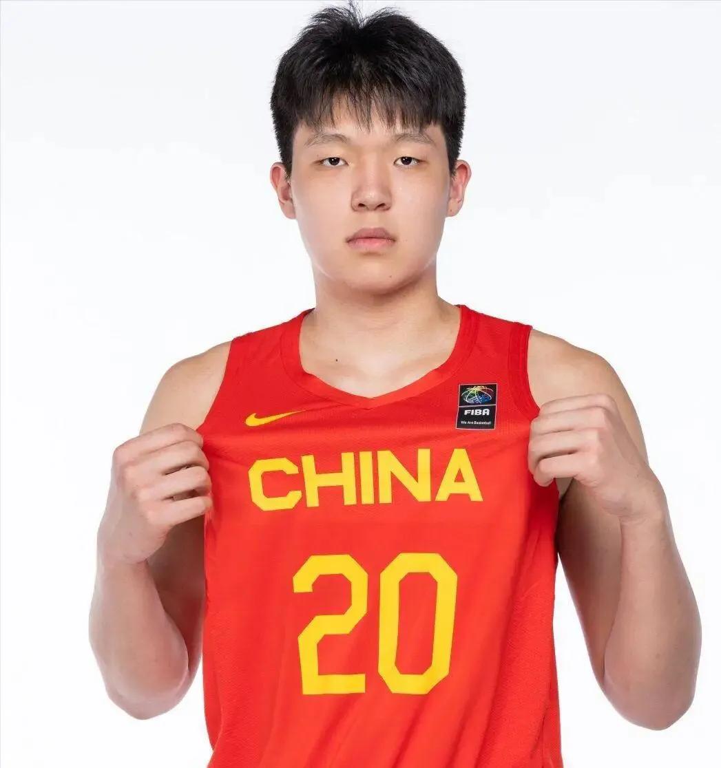 杨瀚森今年不参加选秀，这三点稍显遗憾

1、越早出去提升越大
王治郅当年最遗憾的