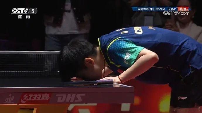 孙颖莎单打世界杯首冠两周年两载时光流转，少年初心不改。从首冠圆梦到三连封神，孙颖