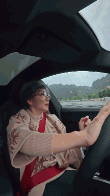 银发奶奶竟开车玩起漂移一开始以为是新手村出天赋怪，漂移操作丝滑到让教练当场看呆,