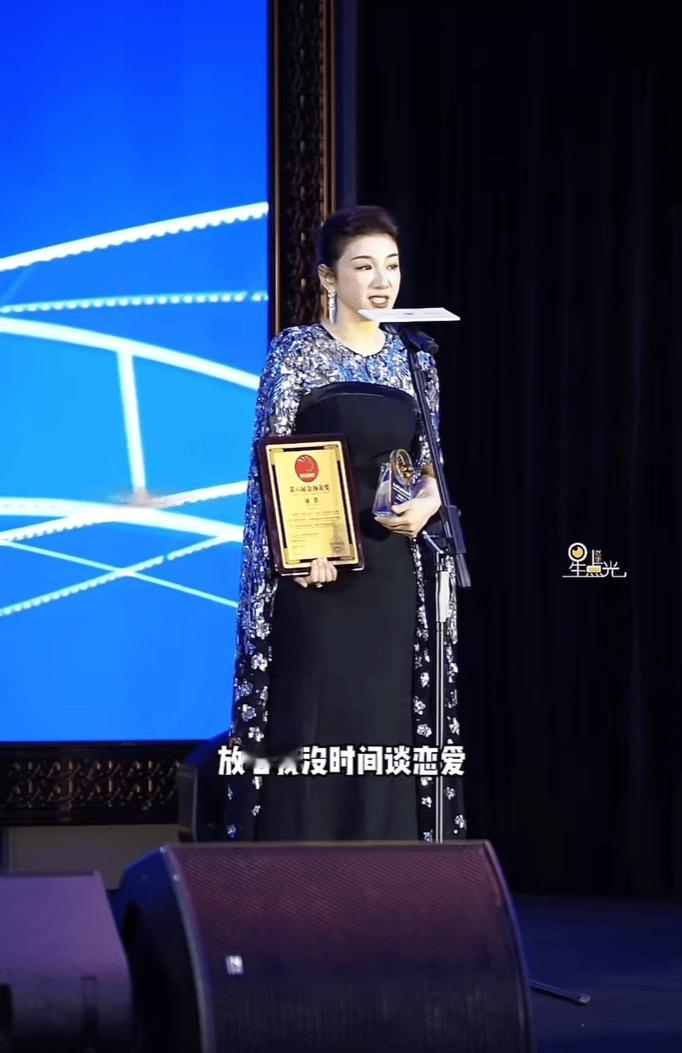 黄奕失忆了吗？
在领奖台上喊话导演们、制片人们“放心，我没时间谈恋爱，我现在专注