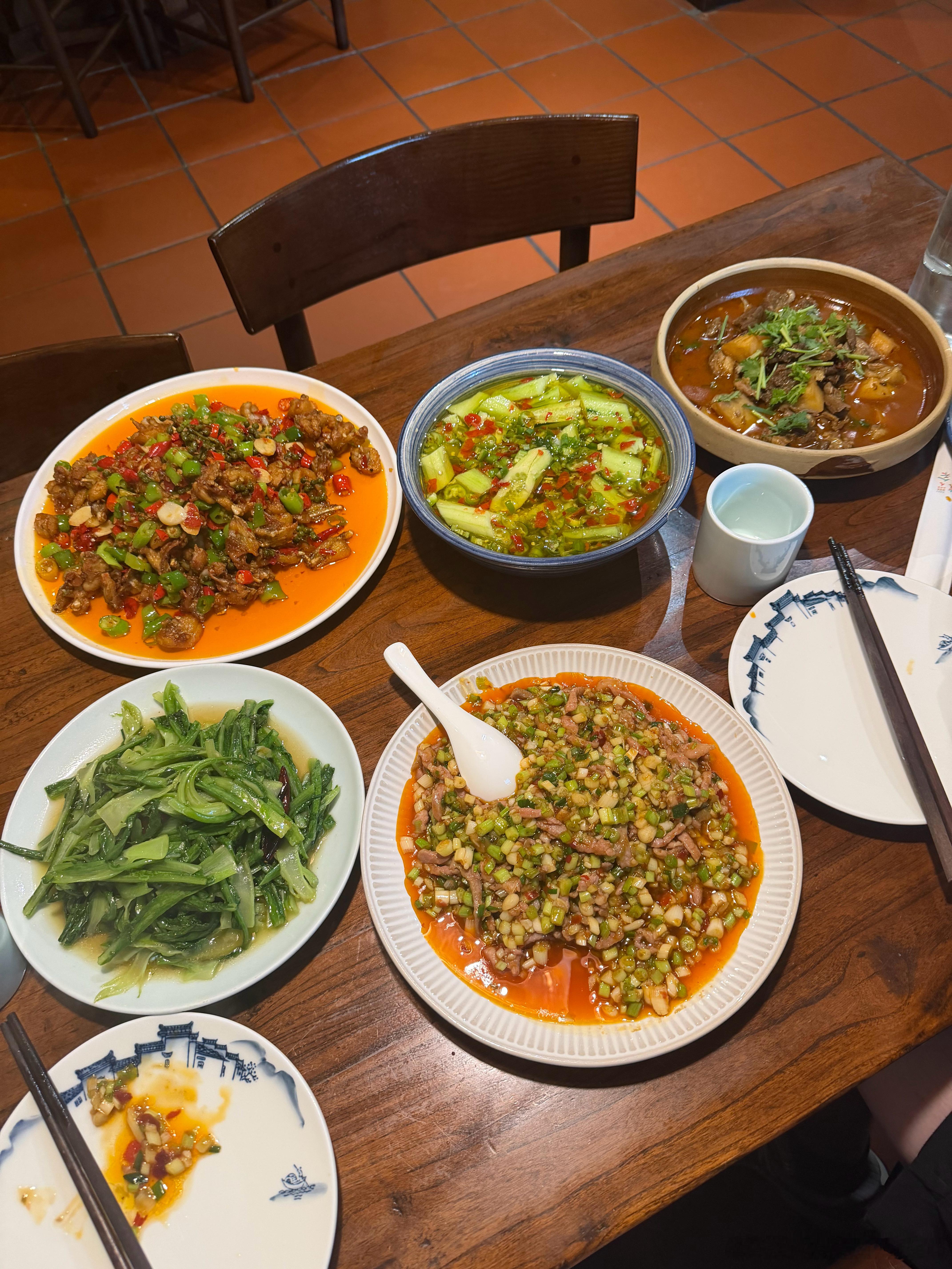 终于吃上人类食物 