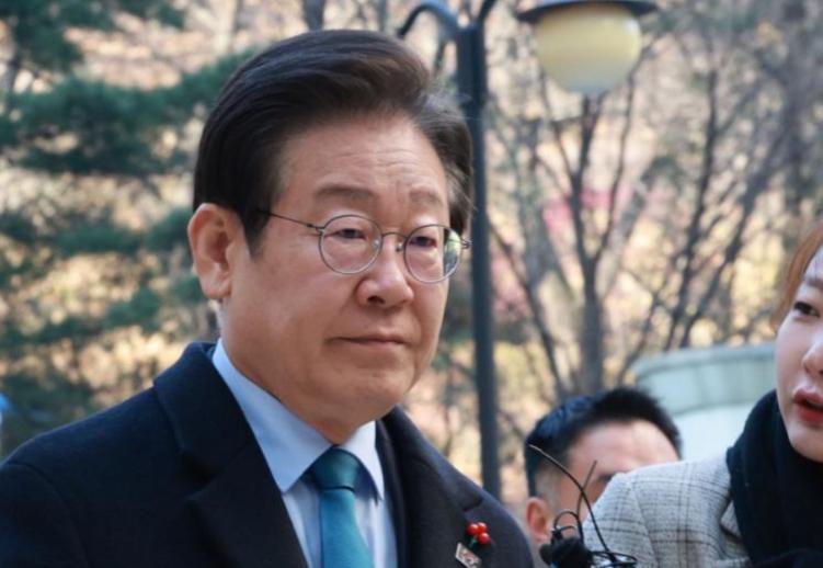 韩国政坛这回是真的要变天了！谁能想到，刚刚坐稳总统宝座的李在明，竟然在自己家里被