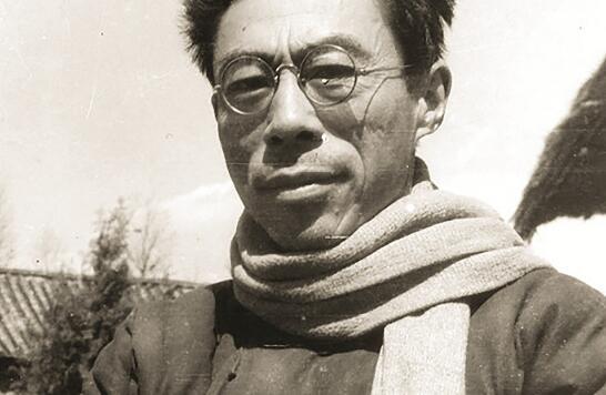 1922年，闻一多赴美留学。1925年3月，他在因亲身经历了作为中国人因国家贫弱