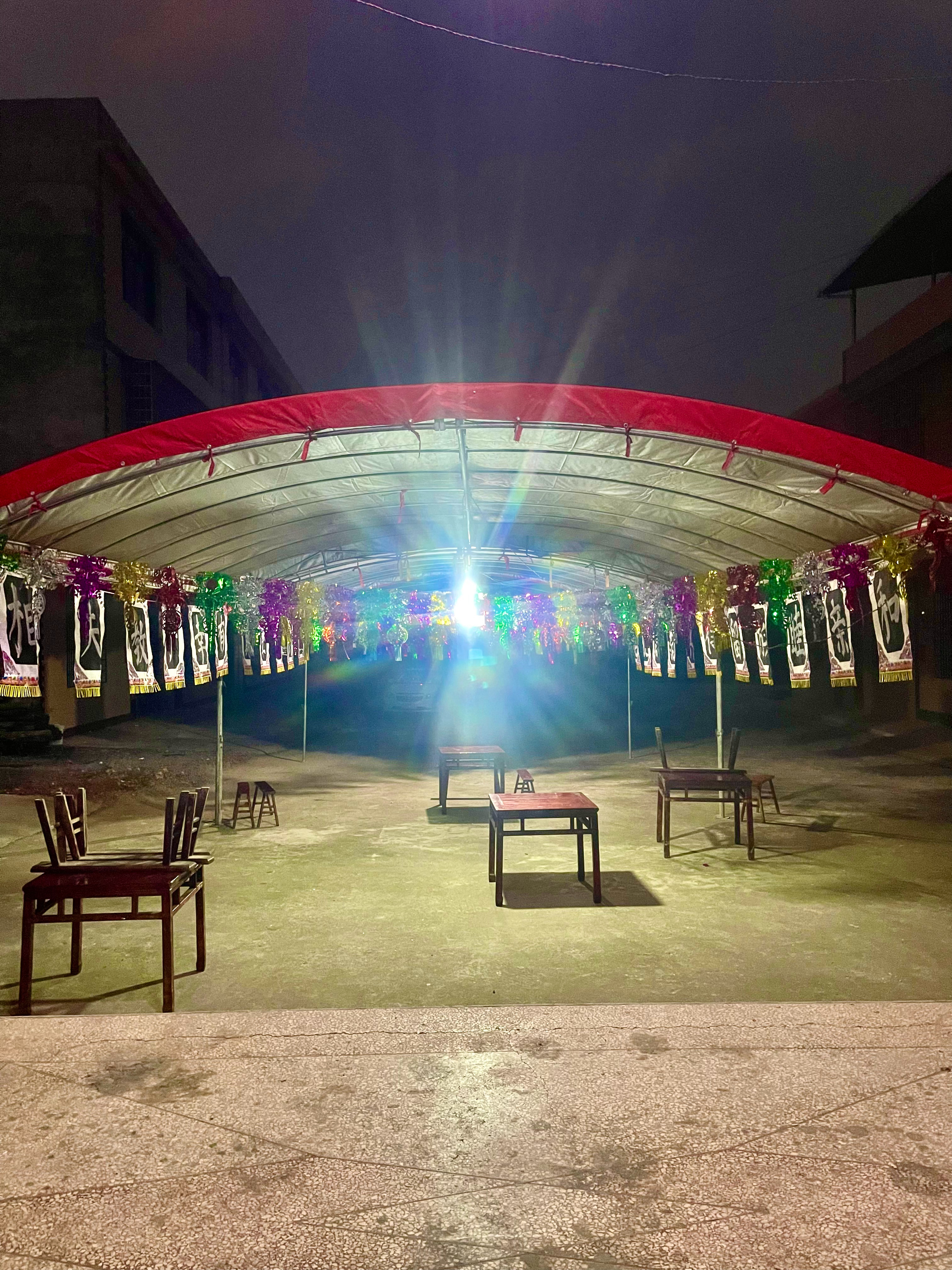 早安！醒来第一件事，请在心中对自己坚定地说：不要否定自己！生活永远朝着有阳光的方