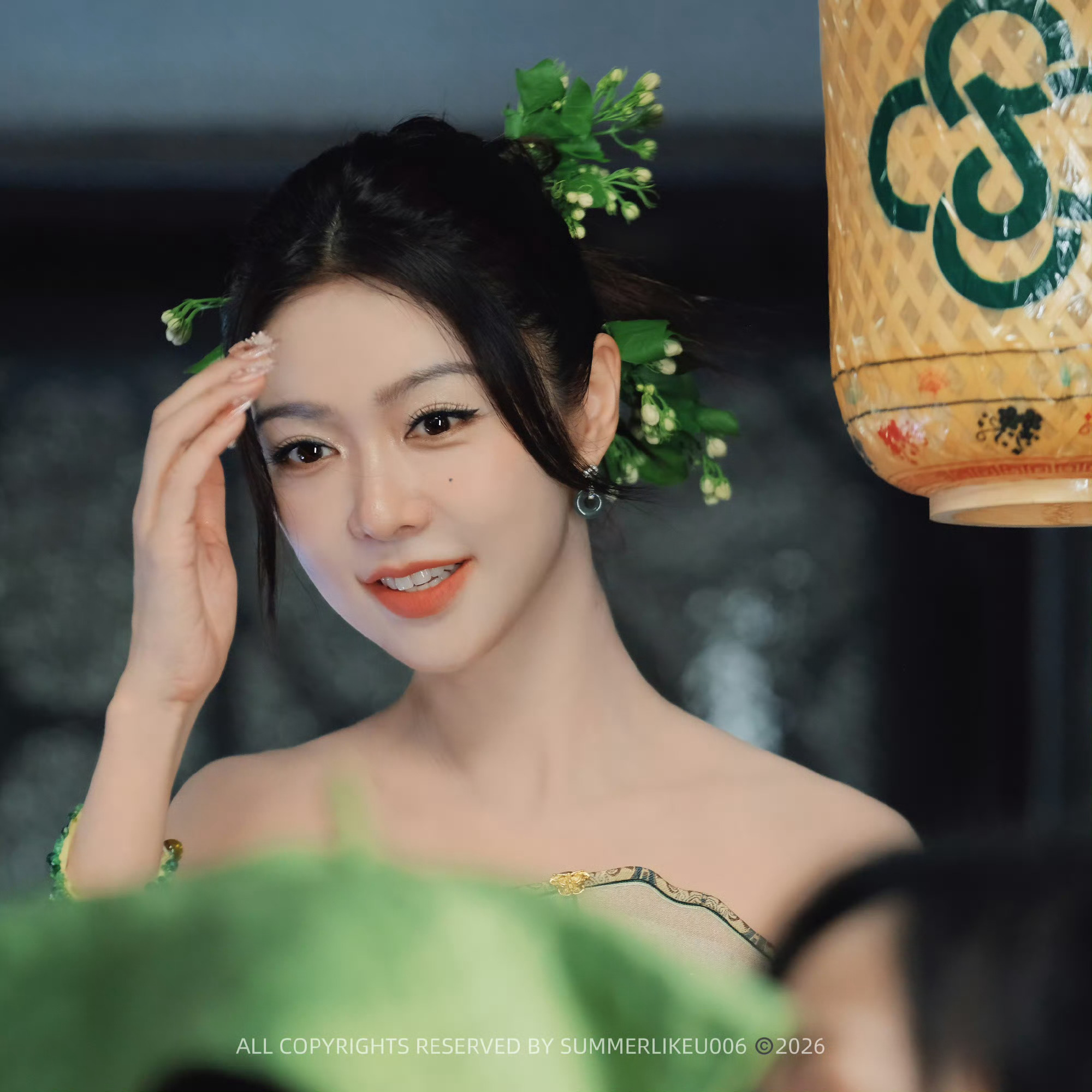 苏州河上的薛凯琪美成啥了谁懂啊！薛凯琪站在苏州河船头直接美到失语，粼粼水波作衬，