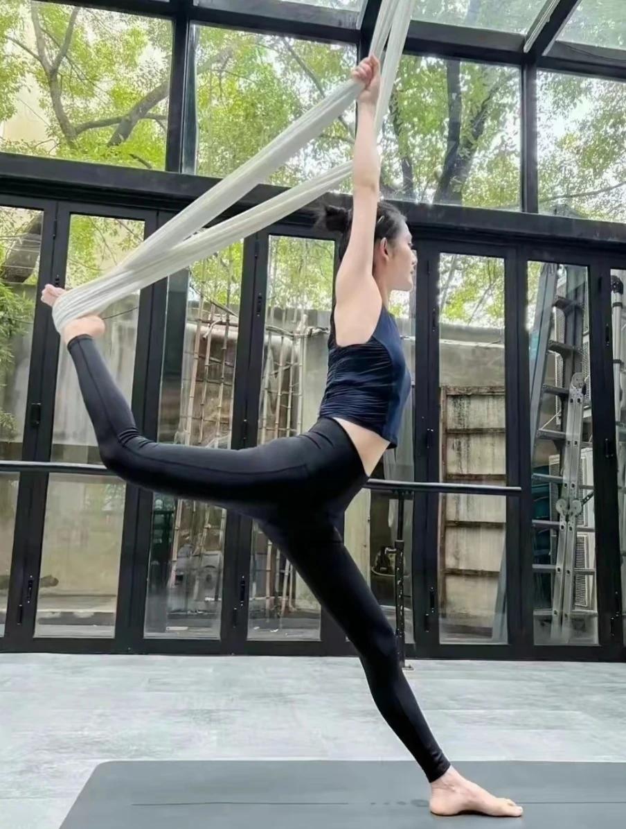 谢娜练瑜伽的样子被人挖出来了
这个样子真是太美了，身材超好的
一点赘肉都没有，少