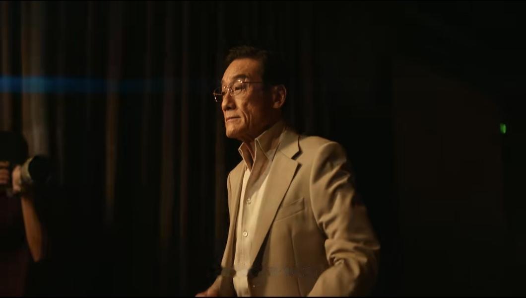 有些人的嗓音，天生带故事感，也天生让人信赖。比如梁家辉同志。
​
​看到他不再年