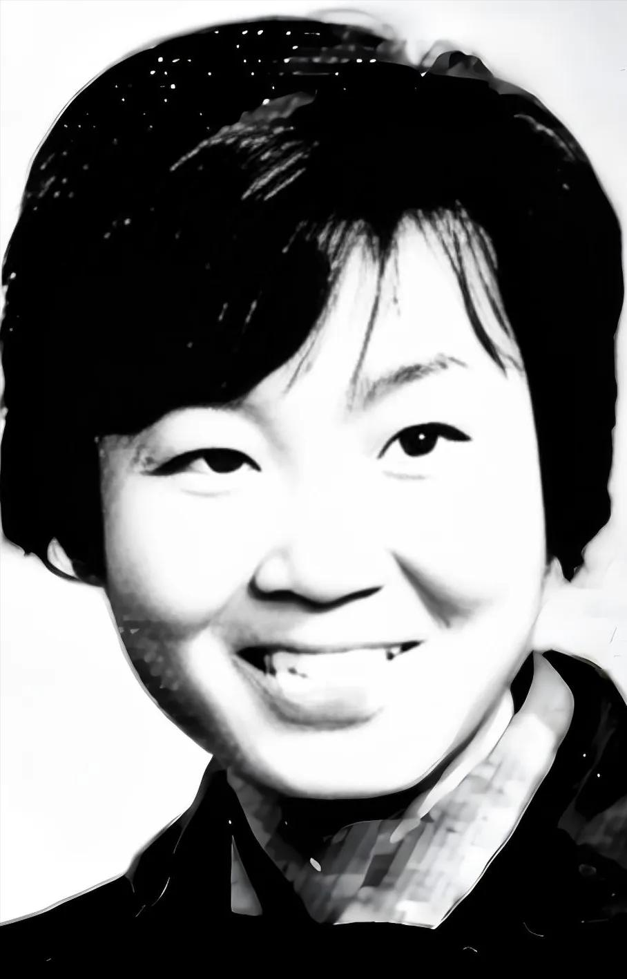 1974年，刚成年不久的上海普陀区女知青朱梅华，夜间独自如厕，却神秘失踪。

村