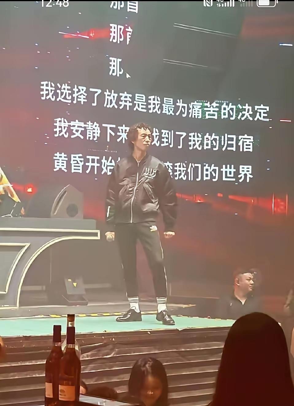 我认为麦郎唱歌和保国打拳就是一回事，不知道他的粉丝都是那些人群，花多少钱去看的他