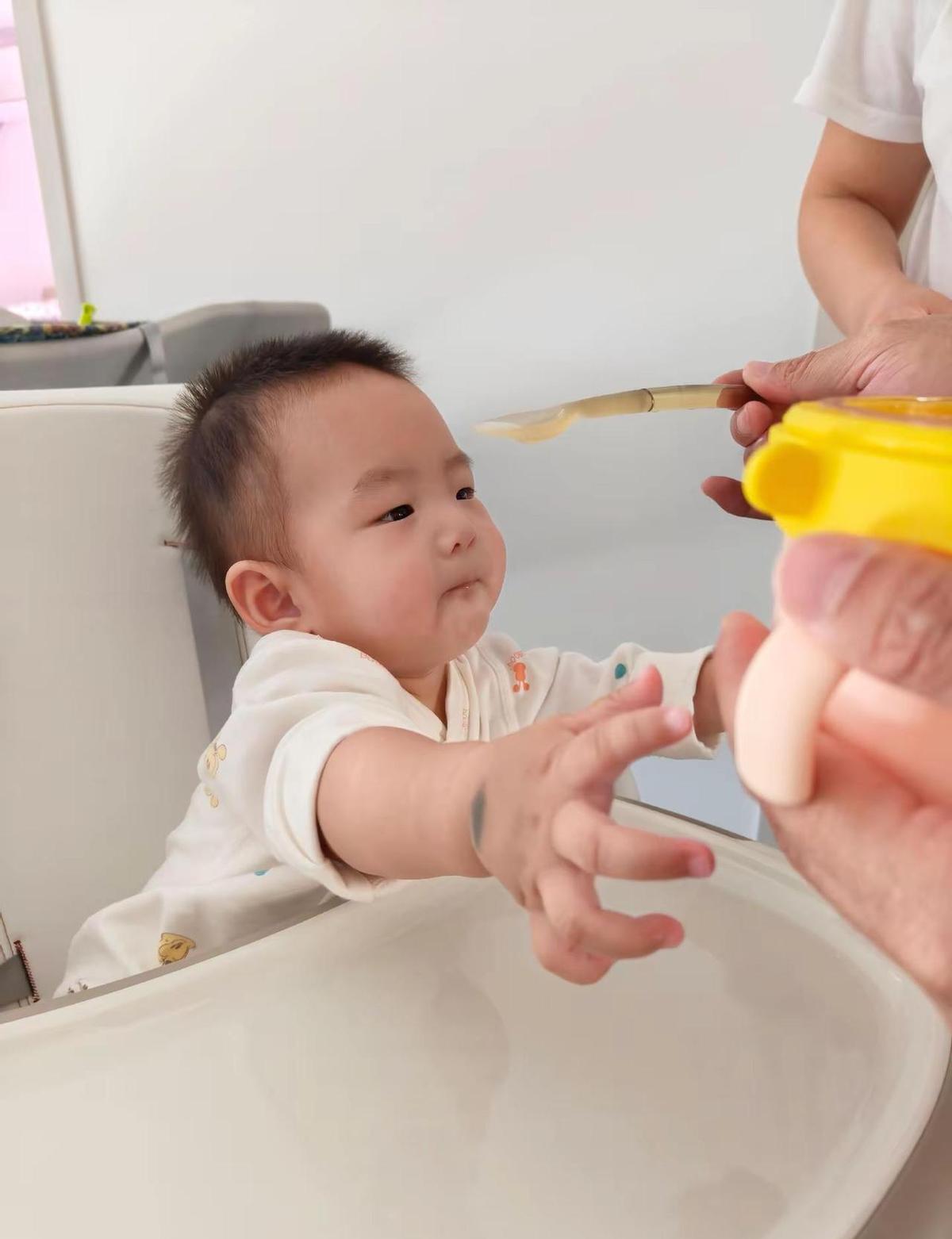 六月龄，第一口米粉，舀一勺，喂进去，娃咂巴嘴了。
没加糖，没兑奶，就纯白米糊，他