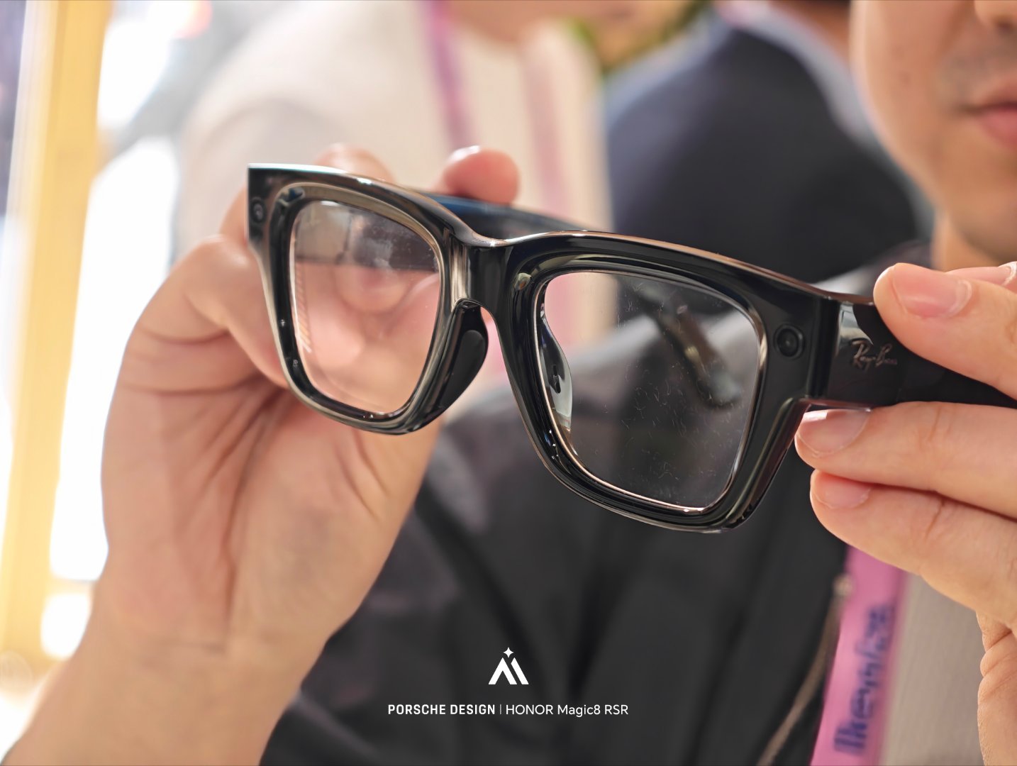 mwc2026 现场体验了带显示版本的Meta AI眼镜，单镜三色显示效果惊人，