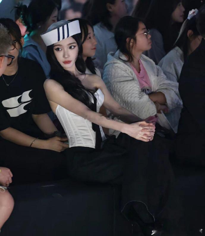 看到易梦玲生图直出的美貌，才发现胡彦斌的审美确实挺在线。 