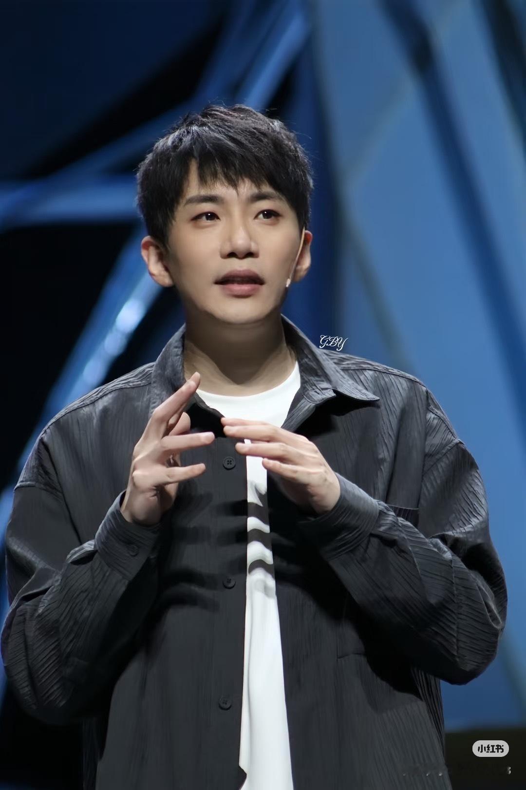 何九华宣布当爸这好像是一个众所周知的秘密以前对他的印象就是口才挺好的现在感觉很久