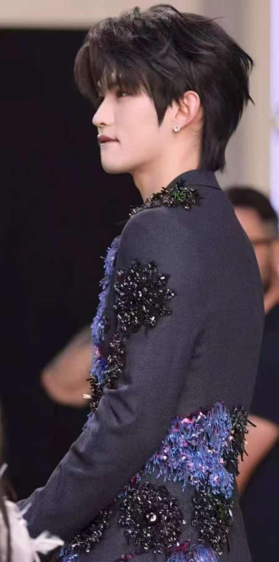 云旗生图云旗生图 孩子太可爱了肿么办哈哈哈哈小孩儿这身简单的白t搭配真的很不错云