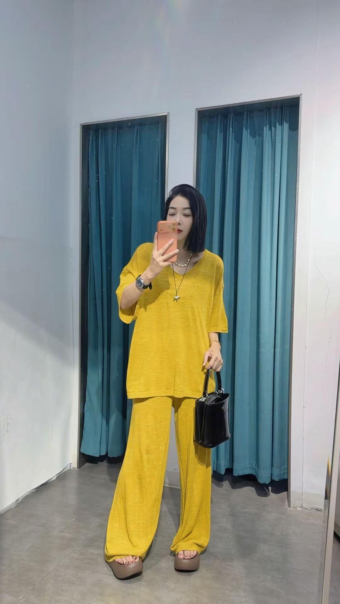 黄色休闲套装