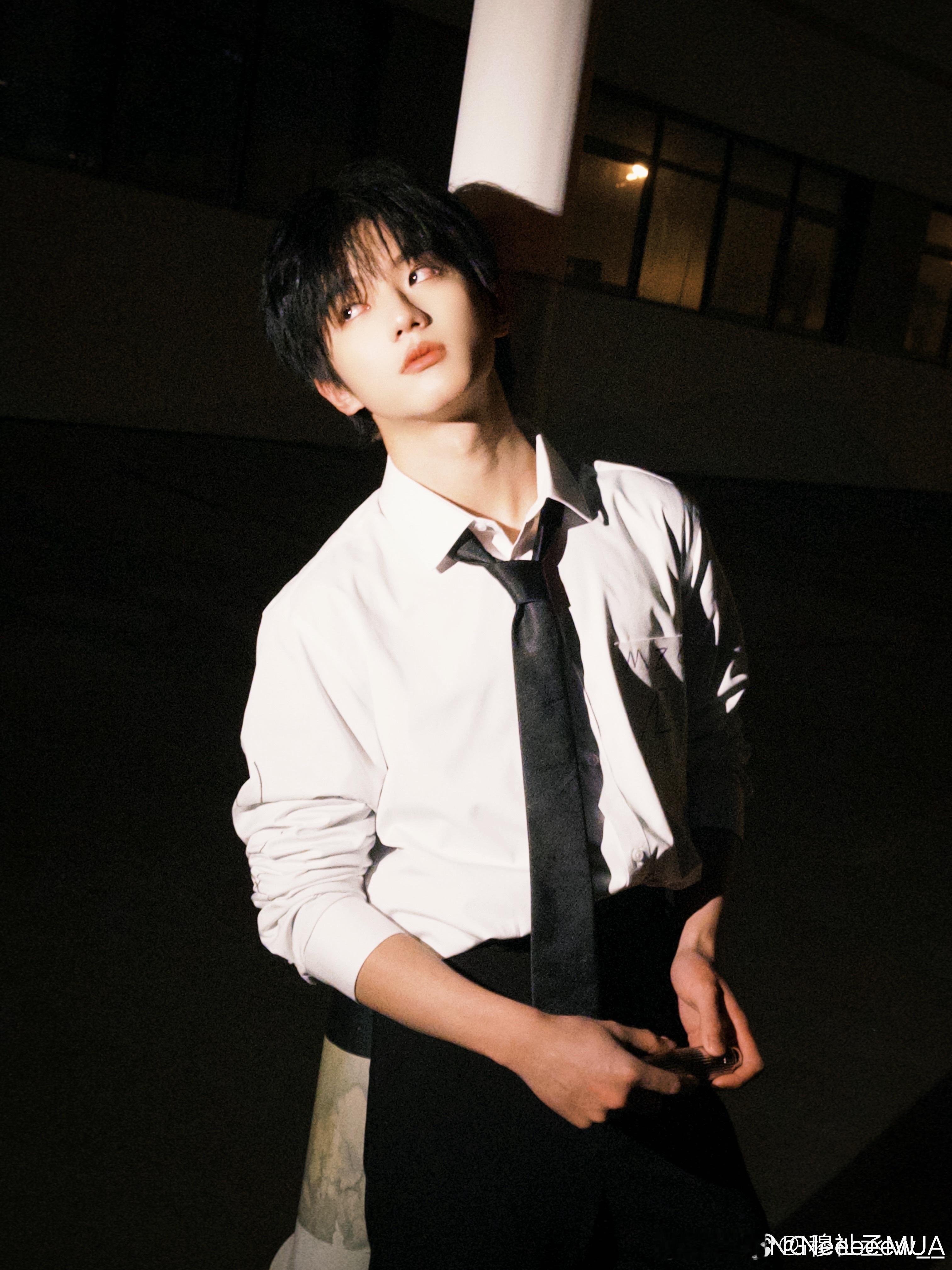 🍊 “星星在夜晚散落，太阳渐渐聚集橘黄，斜阳落在你身 黛眉满是温柔.”