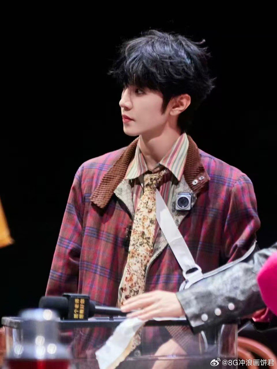 陈哲远大侦探复古风穿搭大侦探火光里的推理者，格纹裹着故事，花衬衫藏着细节，陈哲远