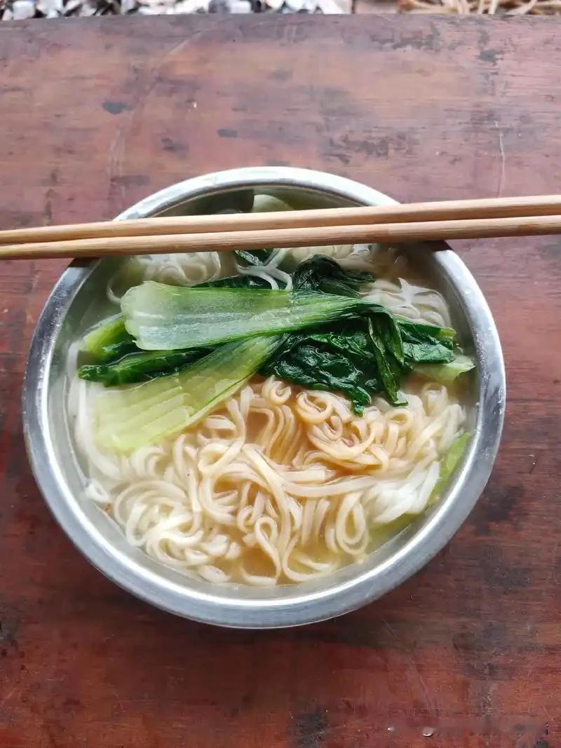 现在的年轻人都很纳闷：六七十年代，农民明明自己天天种地打粮食，咋还经常吃不饱？城