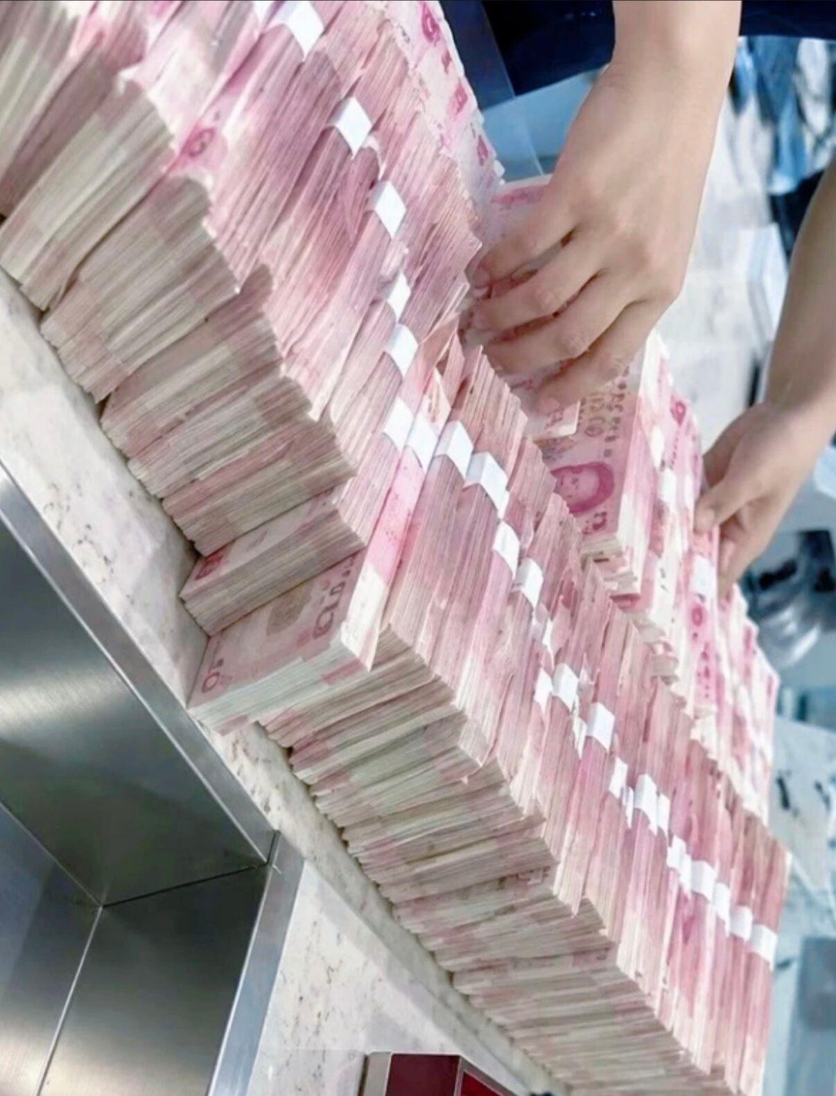 大家都用手机支付了，银行整这么多现金干嘛网友去银行办事，正巧赶上工作人员在整理现
