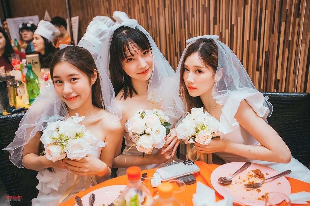 2020年Sizzy活动图刚好是这三只婚纱造型，aye因为要考试没能参加，wtf