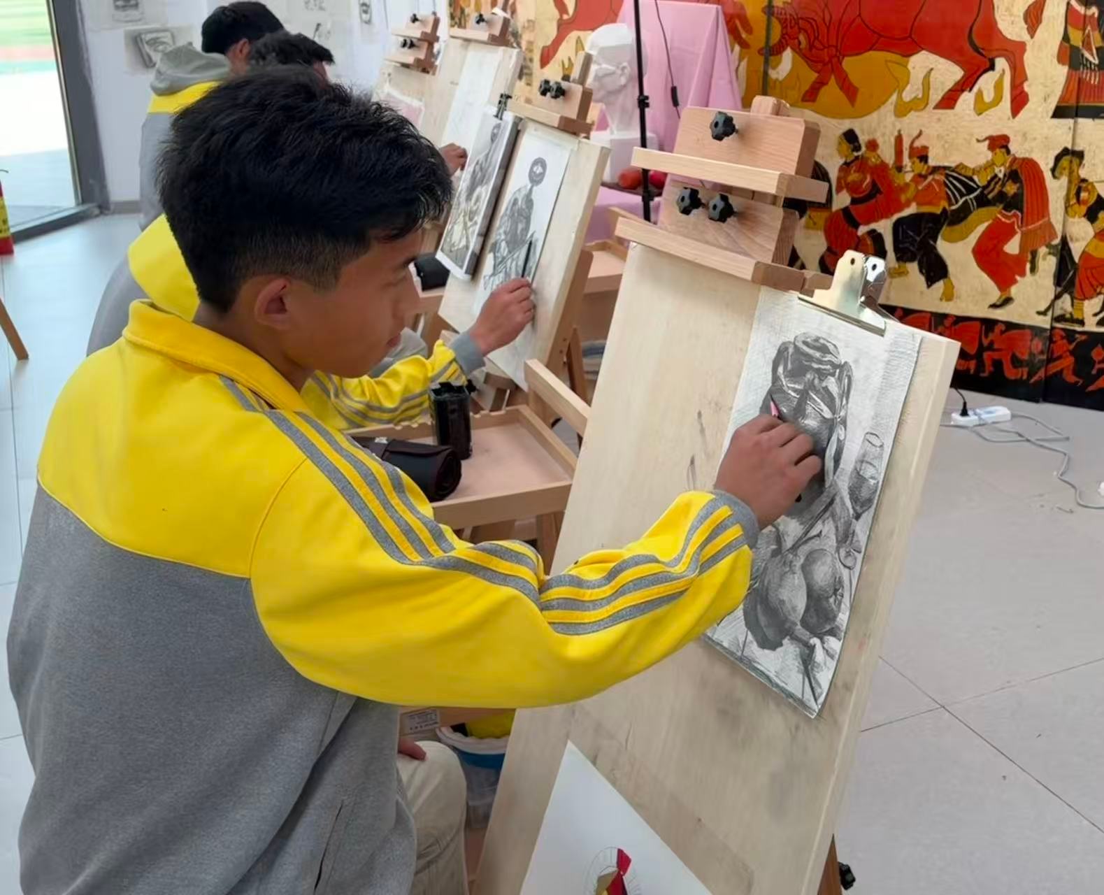 宁波援建智慧美术教室点亮学子艺术梦想 依托东西部协作，宁波镇海援建的金阳中学智慧