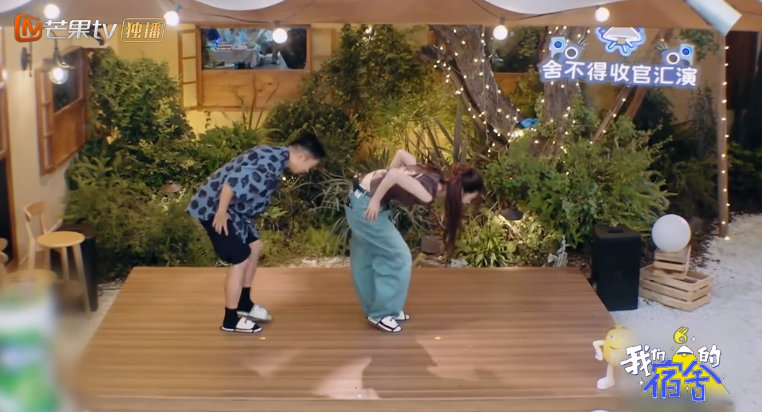 杨迪沈梦辰cha了好多舞 我们的宿舍 妈耶妈耶妈耶！杨迪和沈梦辰舞台cha舞太牛