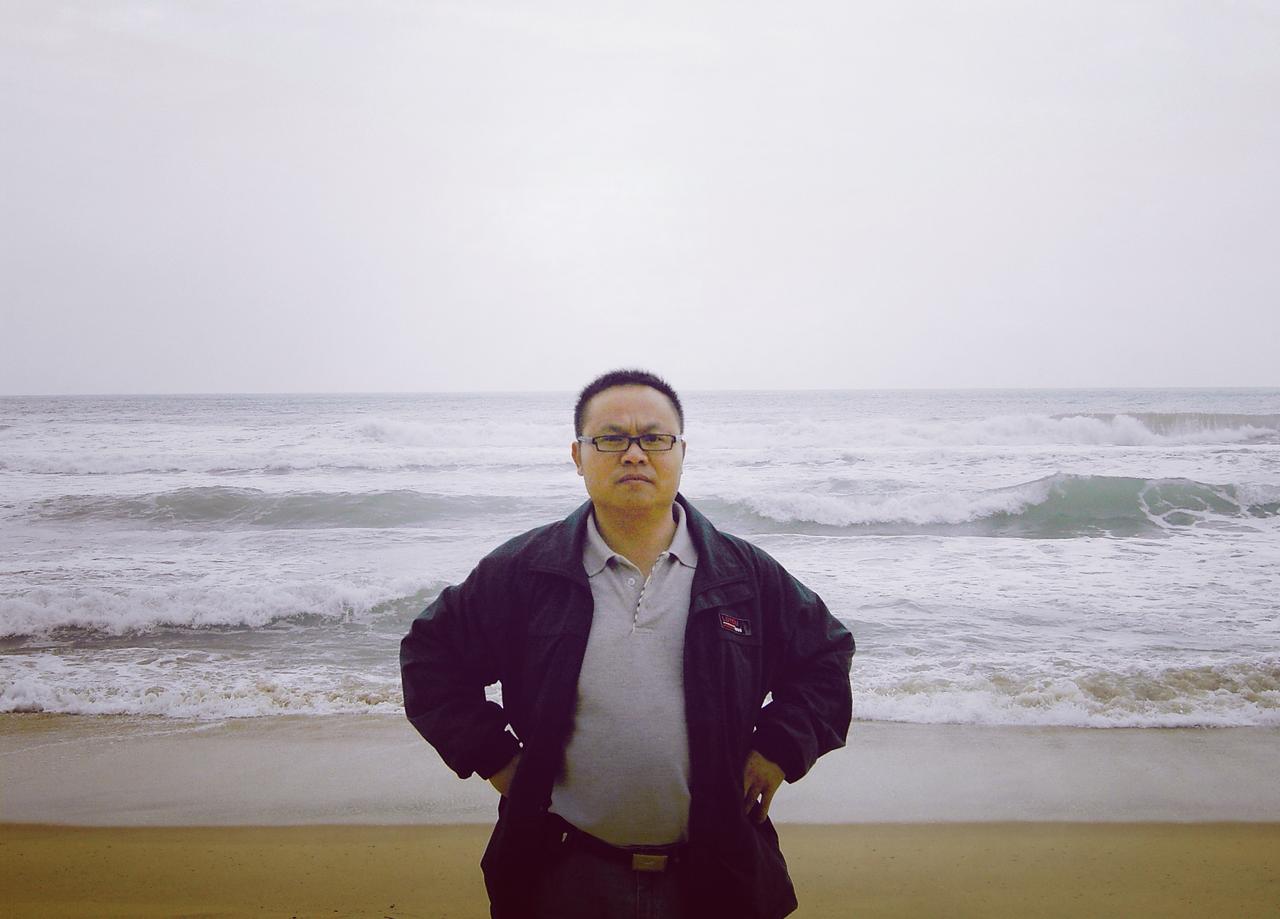 好几年前，我一个人跑到海南三亚去问海鸥，可海鸥不张我，我一个人在海边站了半天，最