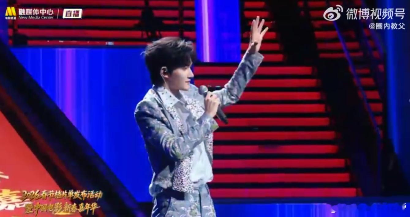 余宇涵小小世界舞台余宇涵《小小世界》舞台必须吹爆！新春嘉年华献唱熊出没主题曲，蓝