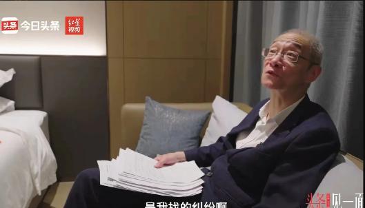 一辈子没有结婚生子，上海69岁的老人周威带着97岁的母亲，辗转多家酒店养老。最近