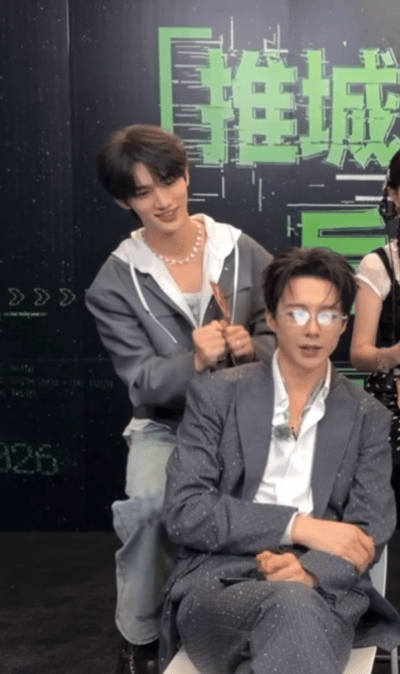丁程鑫给刘宇宁捶背丁程鑫乖乖帮刘宇宁捶背，画面笑点十足😂！！忍不住调侃，怕不是