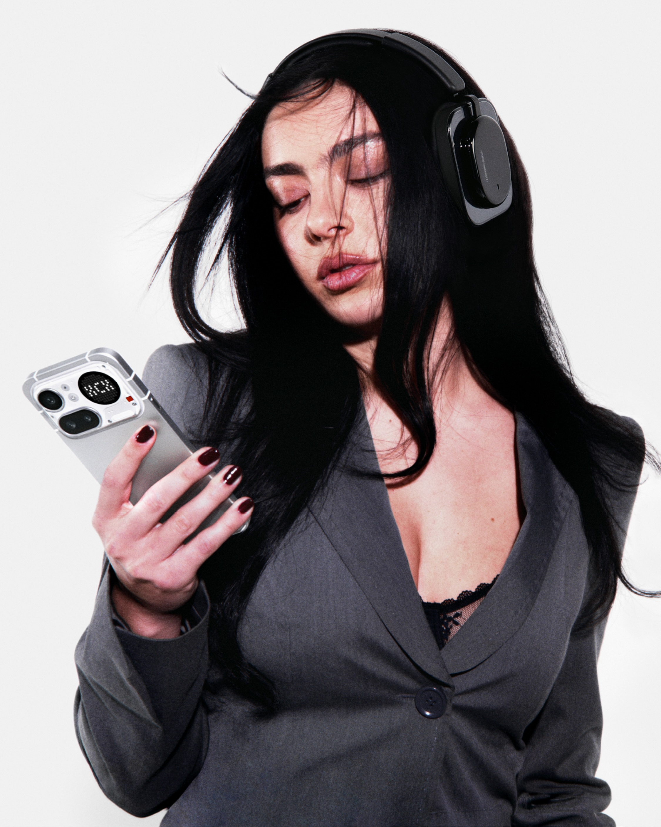 Charli xcx 分享自己成为 Nothing 品牌大使宣传写真，包括新款耳