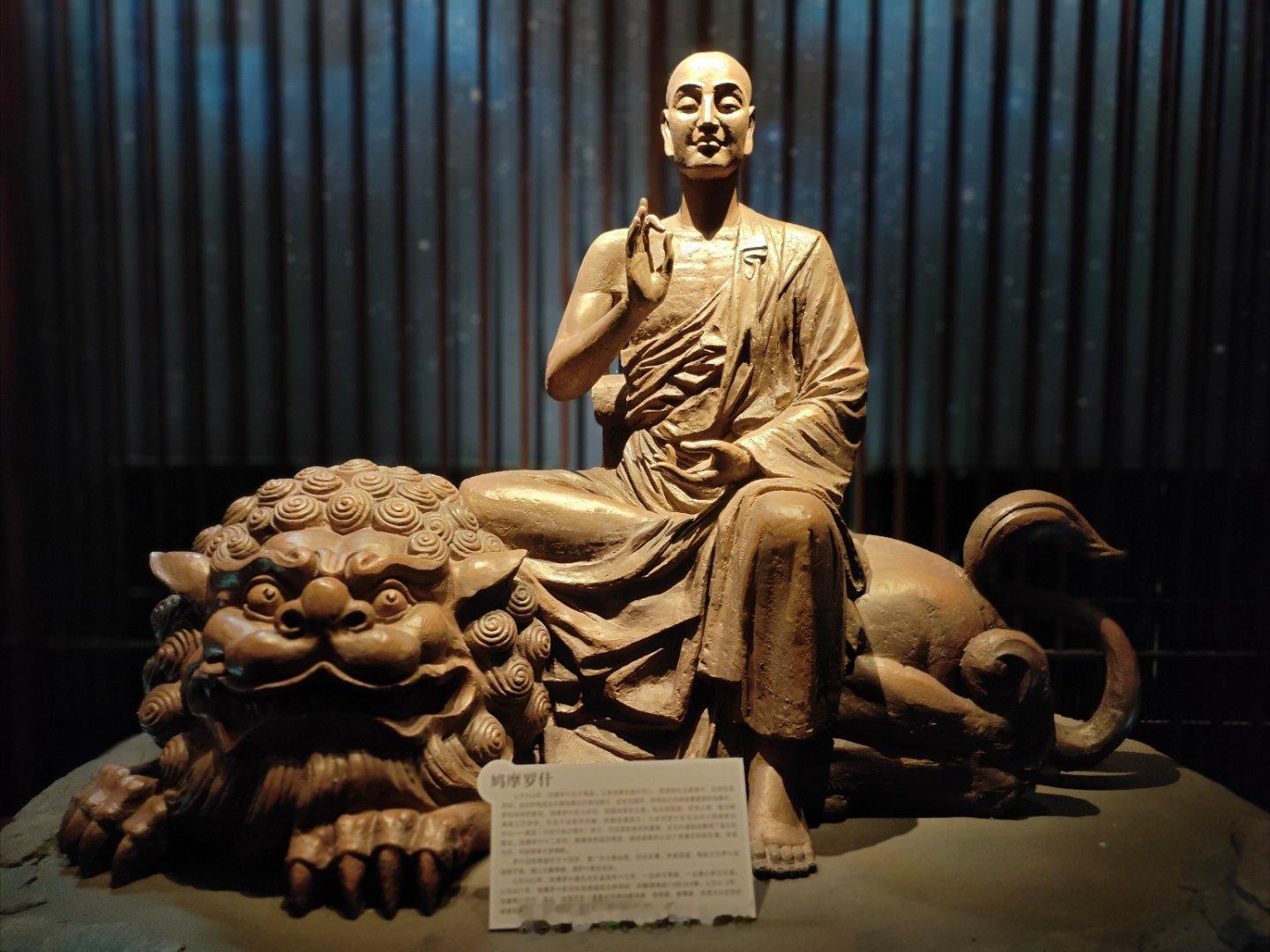 金庸《天龙八部》中的鸠摩智，其实原型参考了著名的西域僧人鸠摩罗什。比如名字就很像