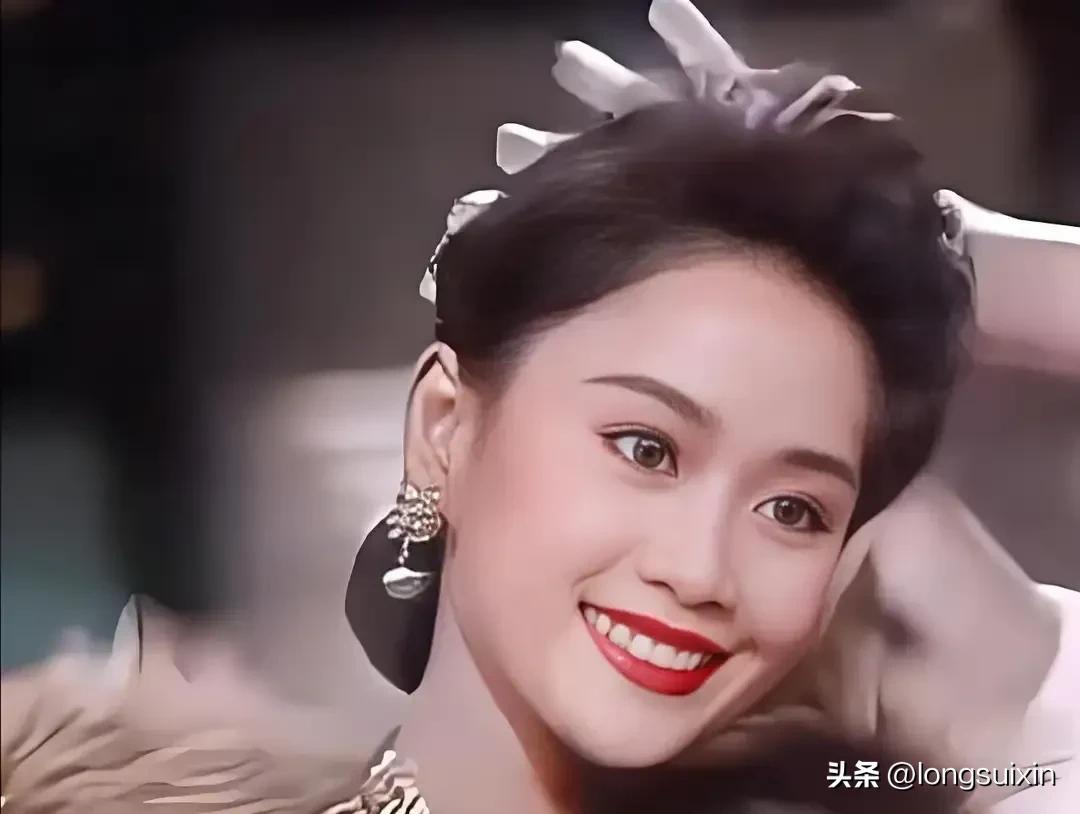 浣碧只是某个角度有点像梁小冰

其实   梁小冰比她美的太多


就像陈志朋猛一