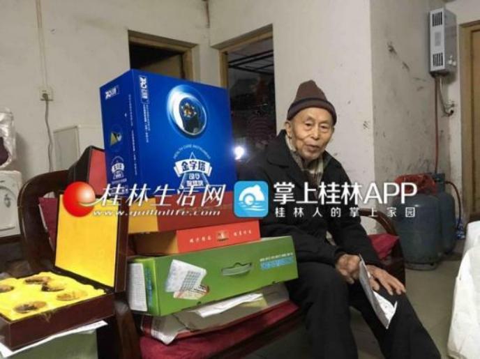 老人被保健品诈骗10万
我家楼下张大爷，前几天被卖保健品的骗了10万块。
那些人
