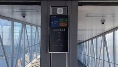 【长春机场廊桥装上“智能导航”】最近，长春机场有个新变化——219号廊桥装上了“