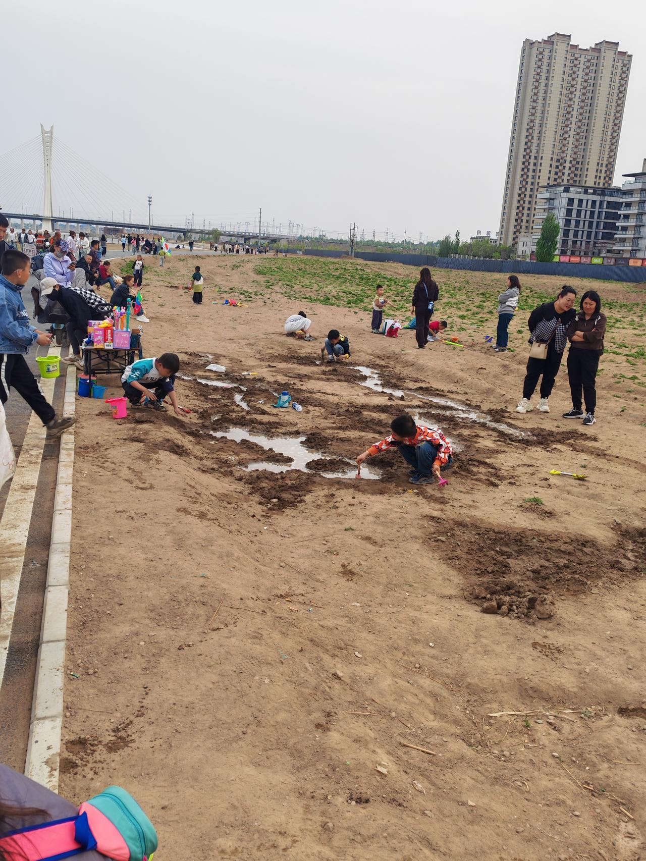 今天去御河生态园转了转，好几个小朋友在那里玩泥巴，玩的非常开心，这才应该是童年还