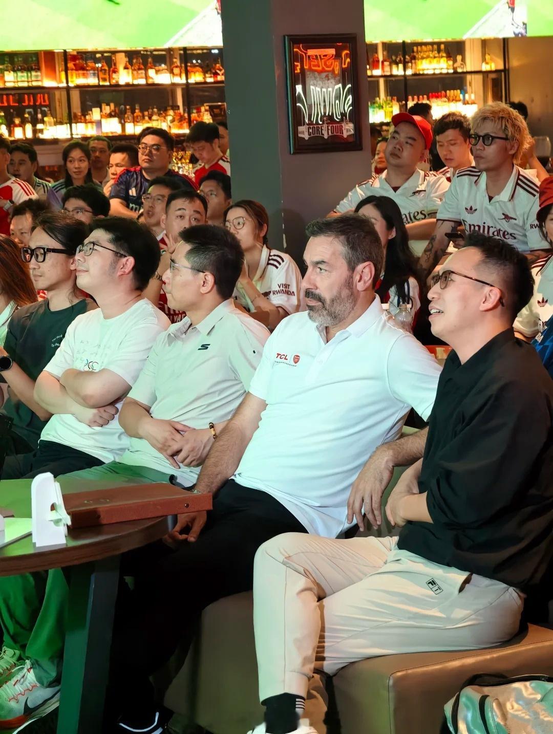皮雷斯来到广州与枪迷一起看阿森纳捧杯 水晶宫vs阿森纳阿森纳是冠军阿森纳著名教授