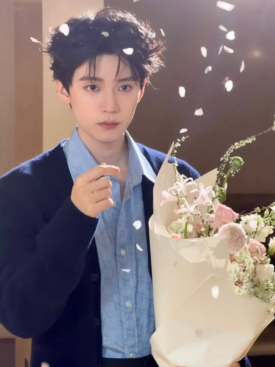 周翊然花瓣雨live图 周翊然花香漫过肩头 周翊然花瓣雨live图来啦花香漫过肩