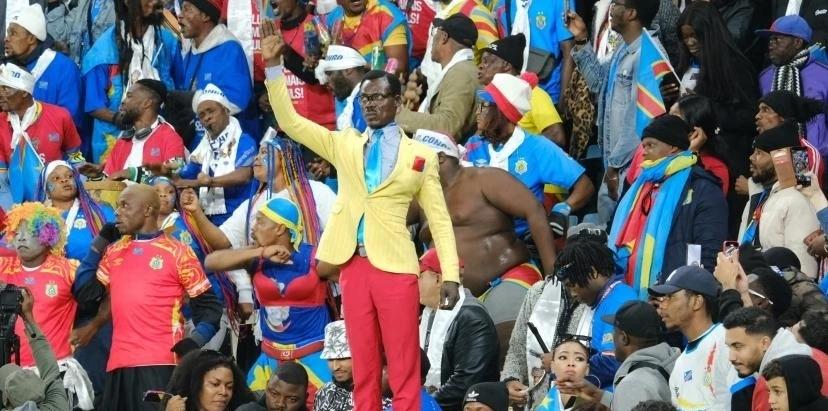 非洲杯球迷115分钟一动不动，引发热议
在2025年非洲国家杯赛场上，一位刚果（