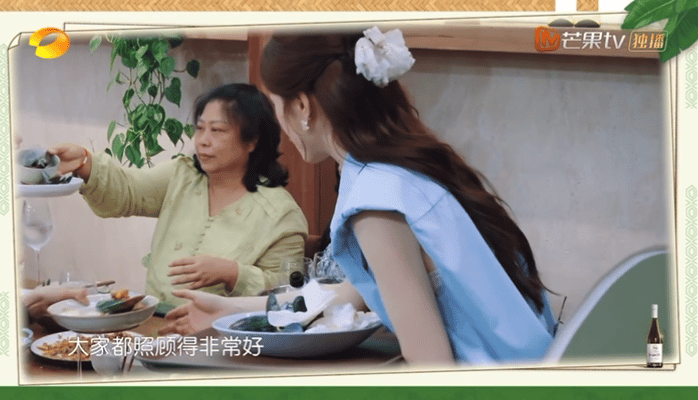 张雅琪把客人照顾的很好张雅琪服务顾客得到夸赞用心总会被看见！张雅琪在前厅细心接待