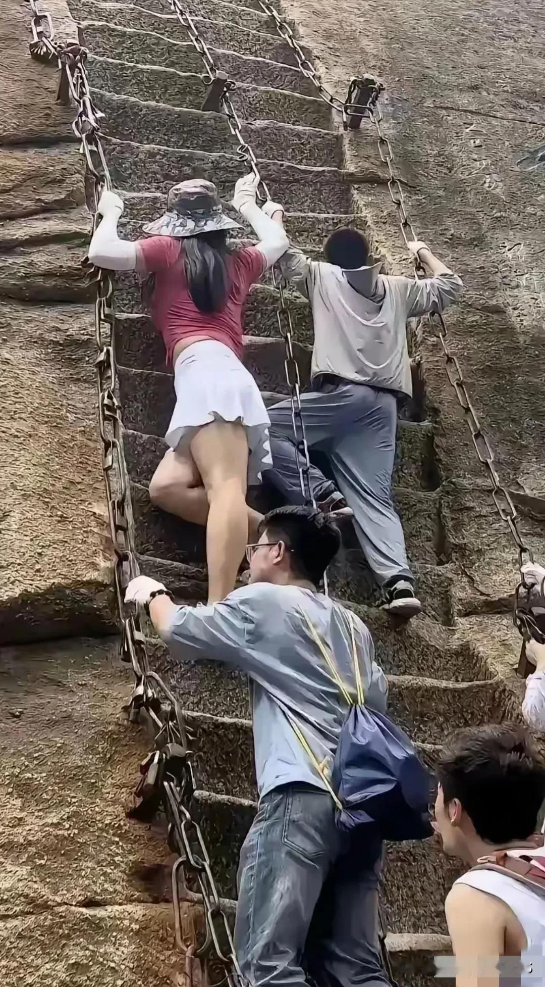 针对如此陡峭的攀登山路，咱得严格控制人数才行，因为如果上面的妹子抓不稳摔下来，那