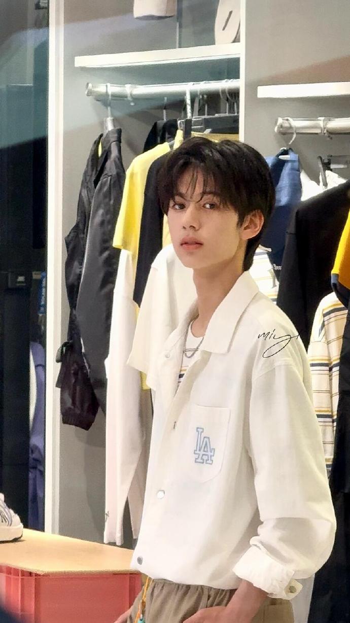 和林子烨对视谁顶得住啊白衬衫学长杀我！对视那秒直接心跳骤停 