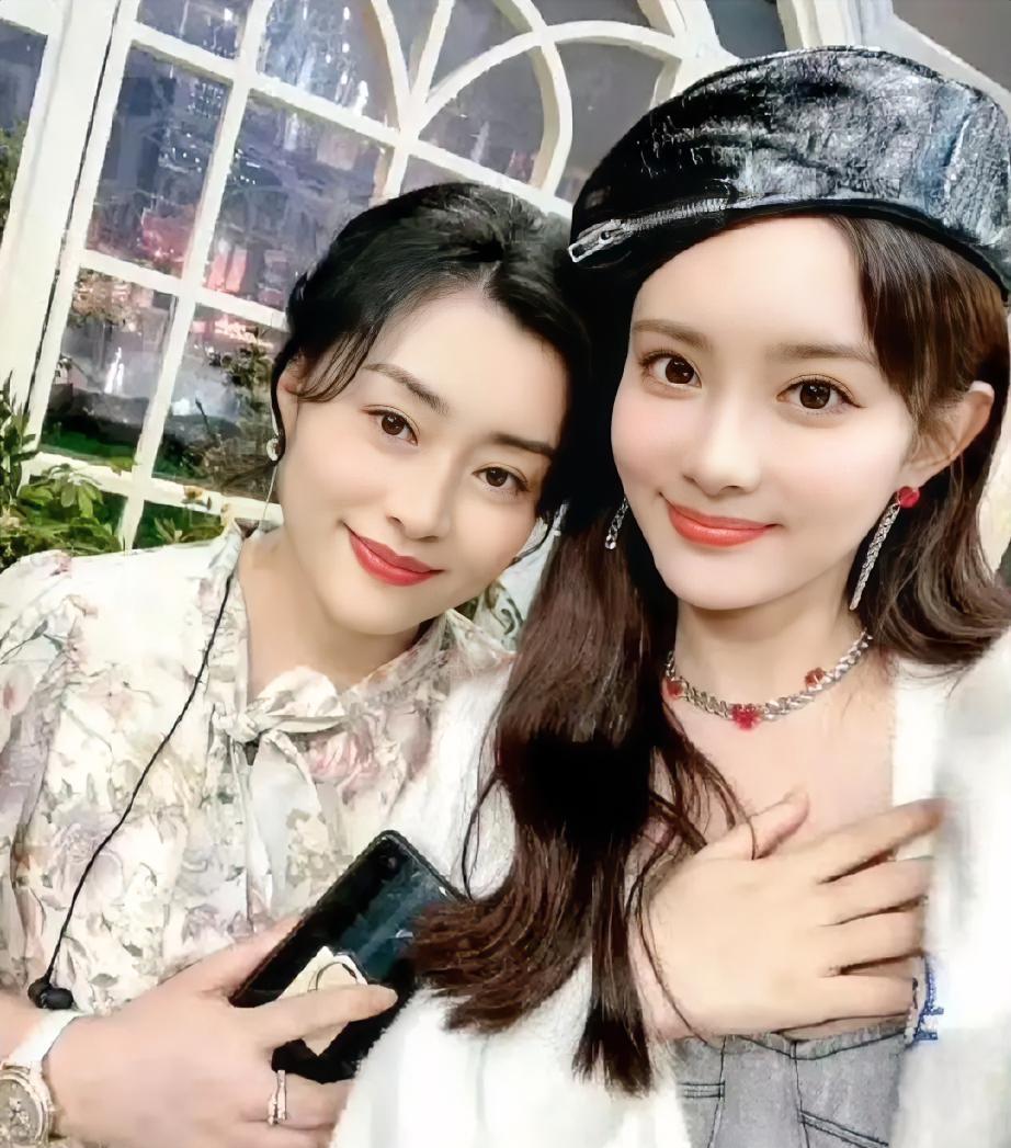 她台上一句“没必要比来比去”，像把假面给撕了。
她妈生日会后台也那样，干脆利落，