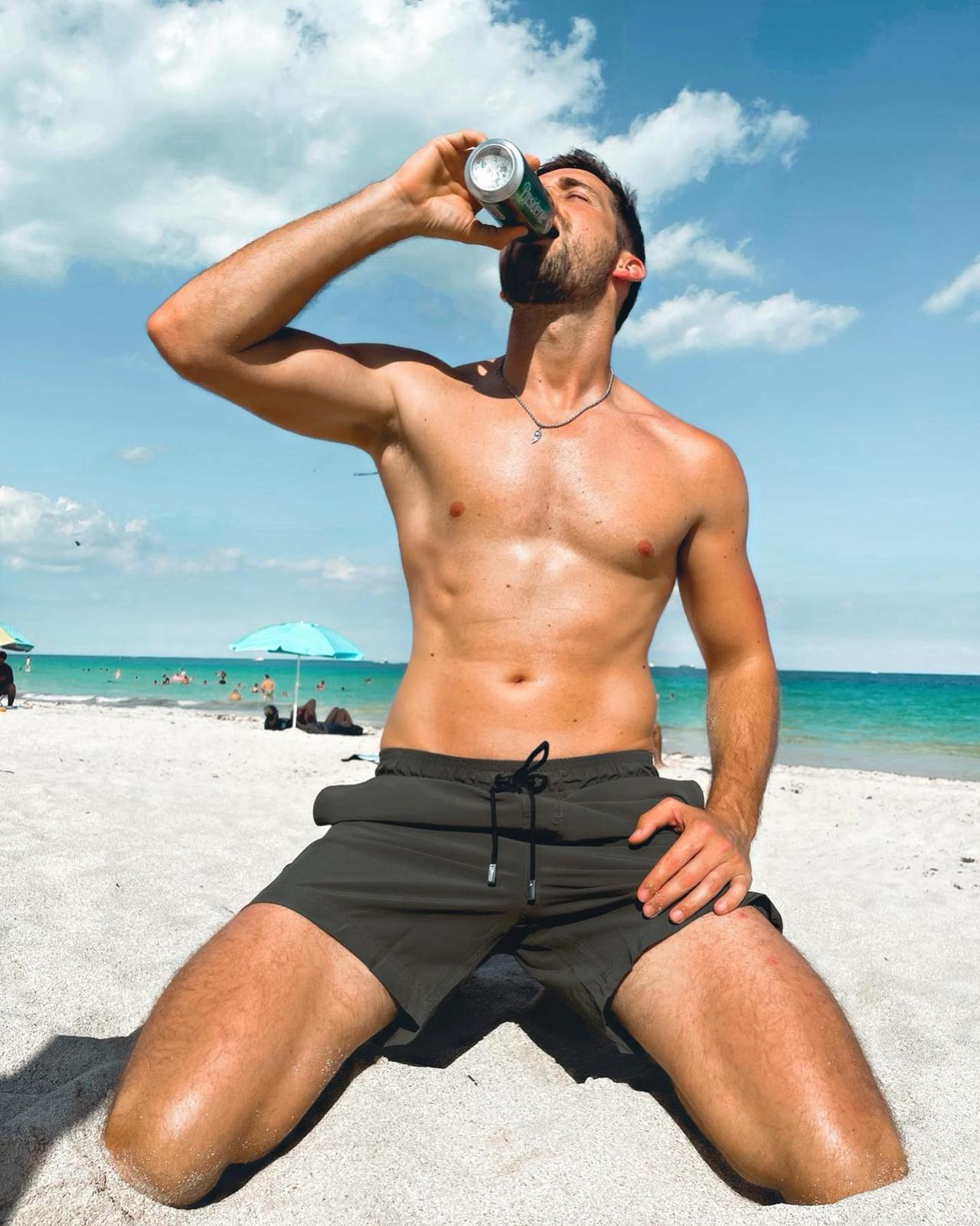 Mauricio Henao 今年36岁，是一位哥伦比亚男演员，在Netflix