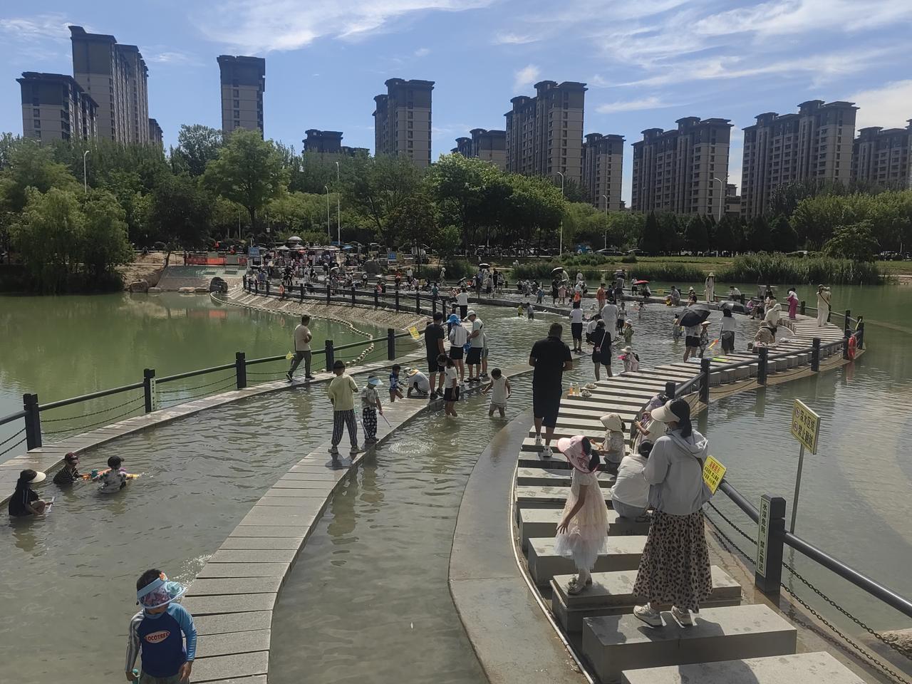 7月4日，是入夏以来银川地区气温最高的一天，下午三时，气温达到了最高的37度，早