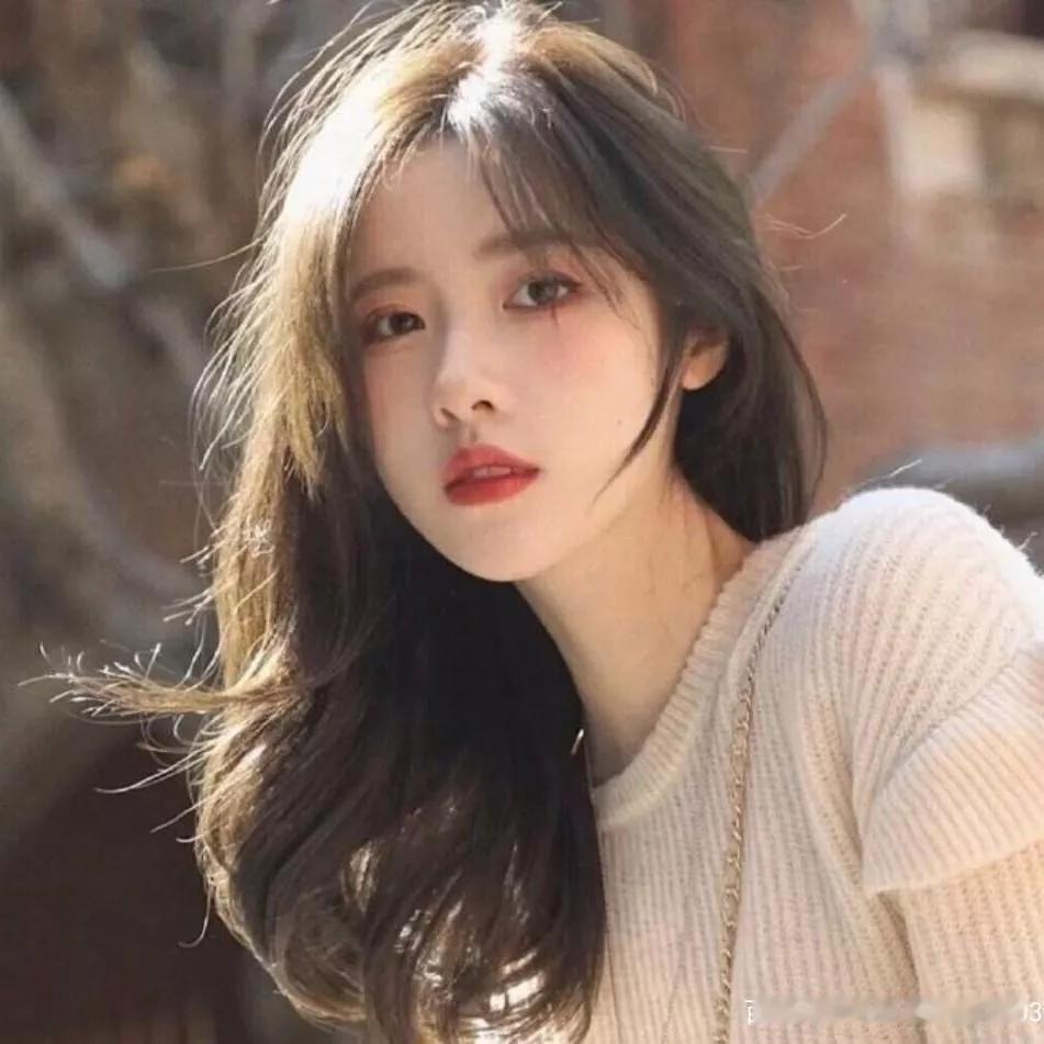 秋日暖阳下，温柔少女心，微风轻拂发梢，浪漫时光温柔美少女 秋日少女照 温柔气质少