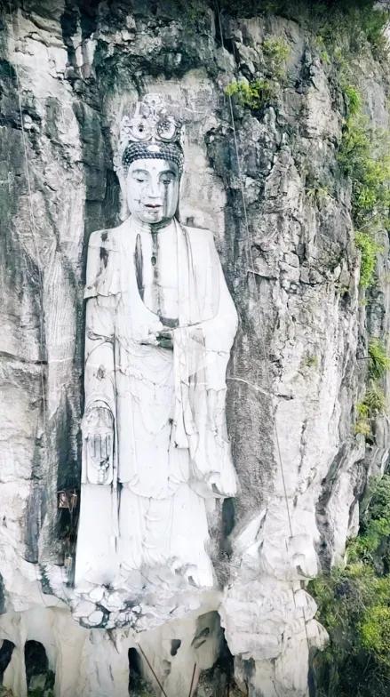 巨像矗立山巅上，威武雄壮耸云端。#化作雄伟的山脉# #立在山巅# #壮观壮哉#