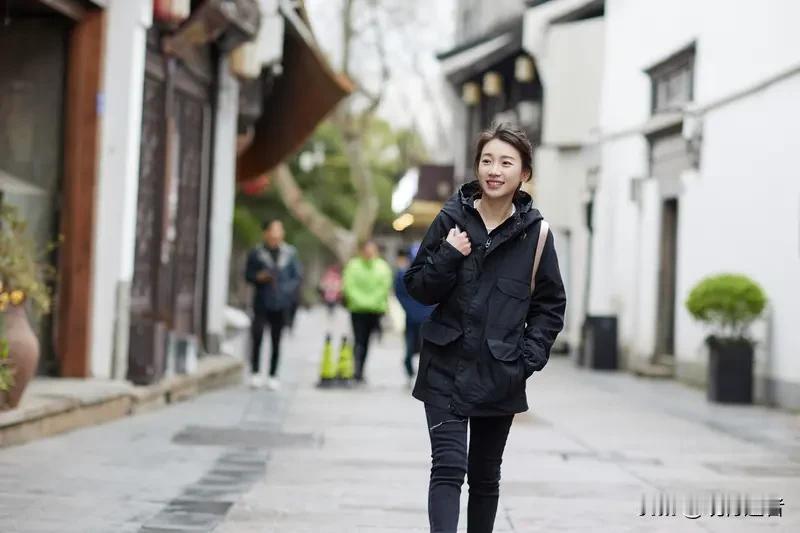 杭州女子徒步赴沪体验零元生存，乞讨式求助遭饭店老板严词拒绝。这位自称进行生存挑战